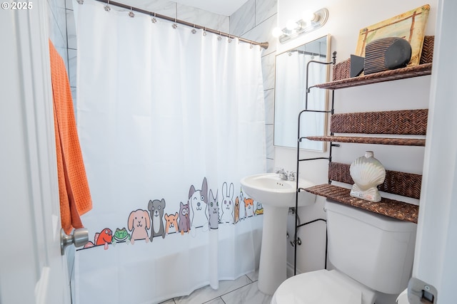 full bathroom featuring toilet and shower / tub combo with curtain