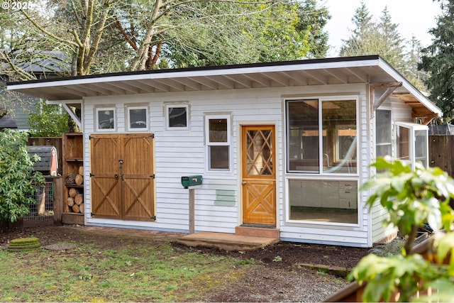 view of outdoor structure featuring an outbuilding