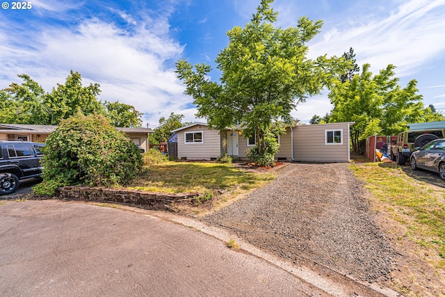 823 20th St, Springfield, OR 97477 - view of front of home featuring driveway