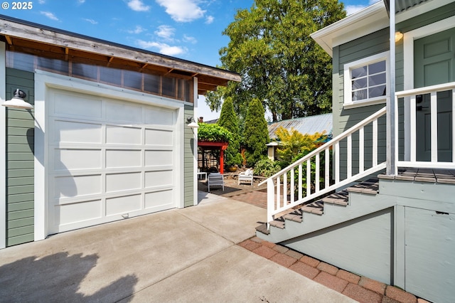 1905 N Sumner St, Portland, OR 97217 - garage with driveway