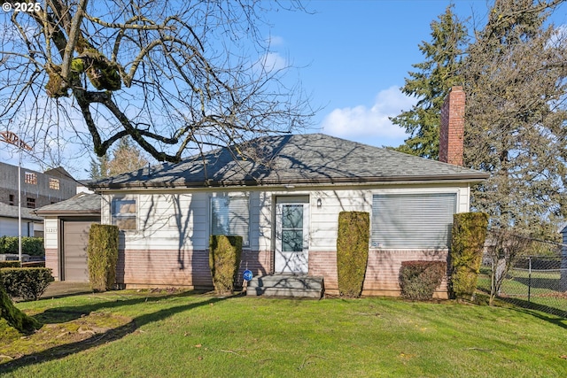 view of front of property featuring a front yard