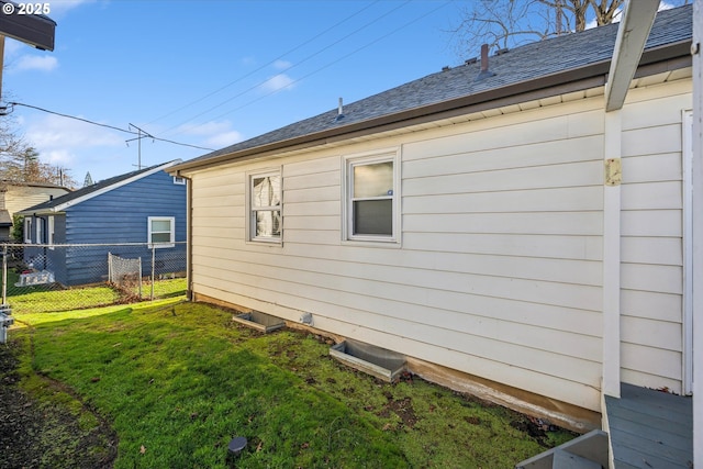 view of side of property featuring a lawn