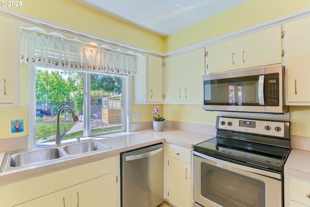 173 NE 32nd Ave, Hillsboro, OR 97124 - kitchen featuring stainless steel appliances, a sink, and light countertops