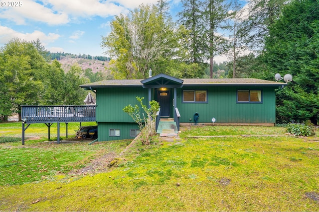 124 Cougar Creek Rd, Oakland, OR 97462 - view of front facade featuring a deck and a front lawn