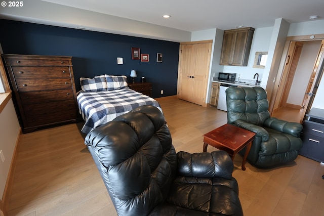 bedroom featuring light wood finished floors, baseboards, and recessed lighting