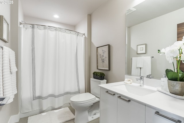 full bathroom featuring recessed lighting, a shower with shower curtain, vanity, and toilet