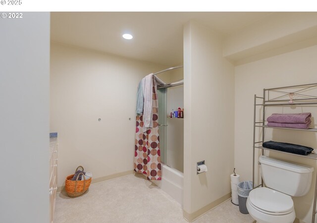 bathroom featuring shower / bath combo with shower curtain and toilet