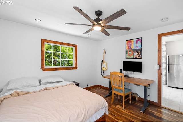 bedroom with freestanding refrigerator, wood finished floors, baseboards, recessed lighting, and ceiling fan