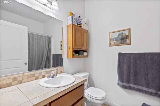 bathroom with a shower with curtain, vanity, and toilet