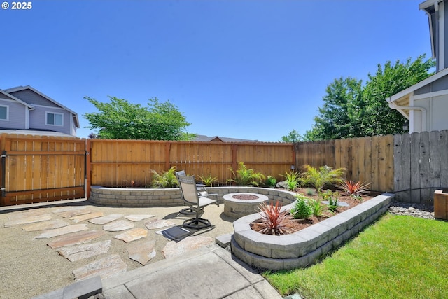 1027 Turtledove Loop, Lebanon, OR 97355 - fenced backyard with an outdoor fire pit and a patio