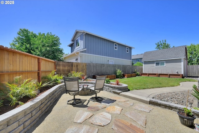 1027 Turtledove Loop, Lebanon, OR 97355 - fenced backyard with a patio area and an outdoor structure