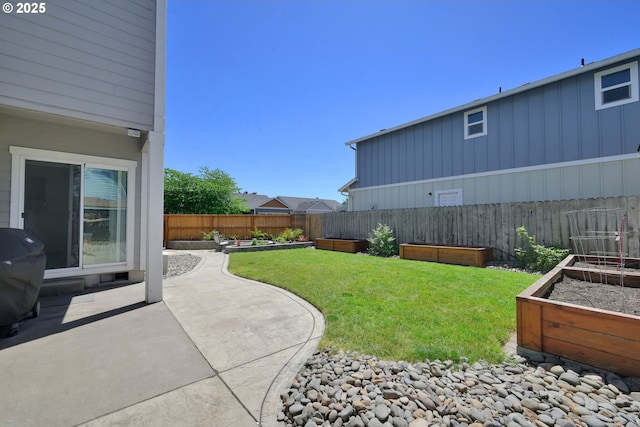 1027 Turtledove Loop, Lebanon, OR 97355 - fenced backyard with a vegetable garden and a patio area
