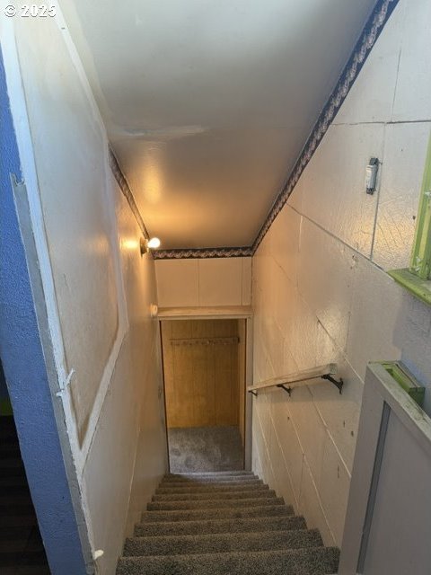 318 SW Brent Dr, John Day, OR 97845 - view of stairway