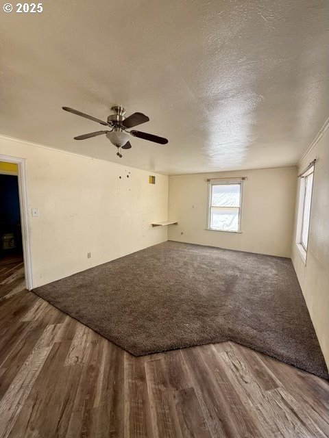 318 SW Brent Dr, John Day, OR 97845 - unfurnished room featuring wood finished floors, a textured ceiling, and a ceiling fan