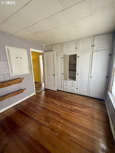 318 SW Brent Dr, John Day, OR 97845 - unfurnished bedroom with dark wood-style floors and a closet