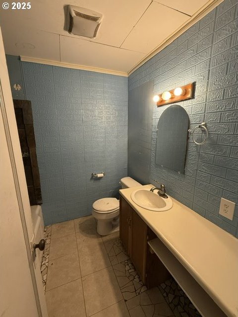 318 SW Brent Dr, John Day, OR 97845 - bathroom with vanity, tile patterned flooring, and a bathtub