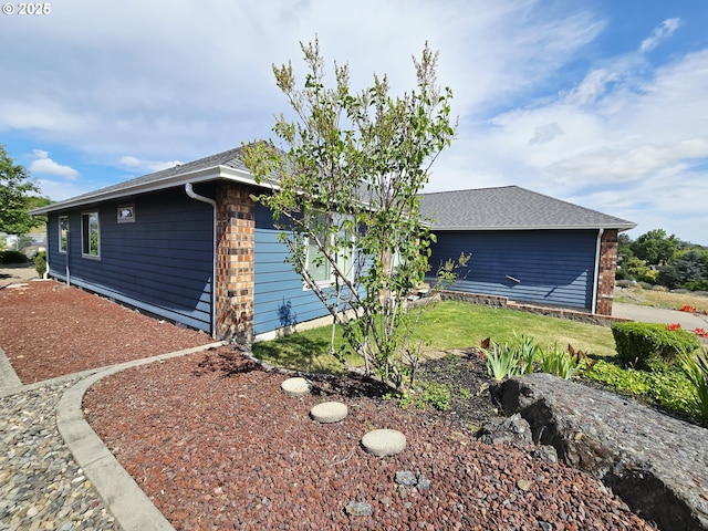 292 Jamie Loop, Roseburg, OR 97471 - view of side of home featuring a yard and brick siding