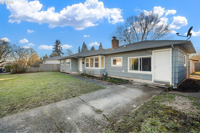 view of front of property with a front yard