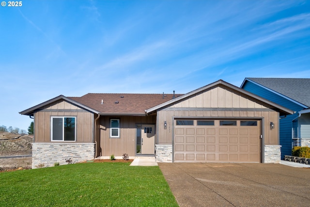 view of front facade featuring a garage and a front lawn