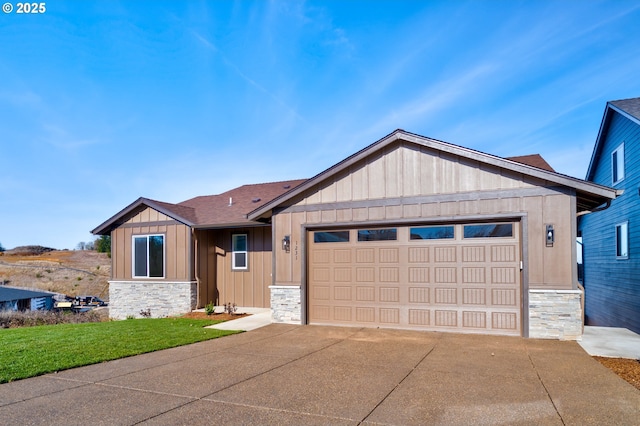 view of front of house featuring a garage and a front yard