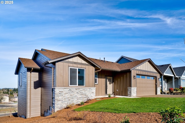 view of front of home featuring a garage and a front yard