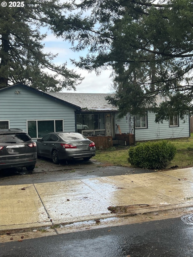 view of front of property with driveway