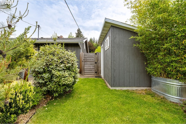 view of yard featuring a gate