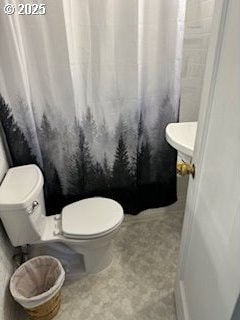 215 Hill Ave, Milton-Freewater, OR 97862 - full bath featuring toilet and a shower with curtain