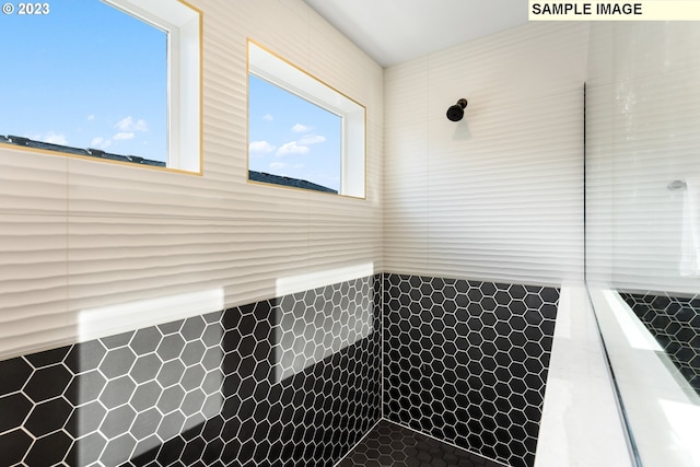 bathroom featuring a tile shower