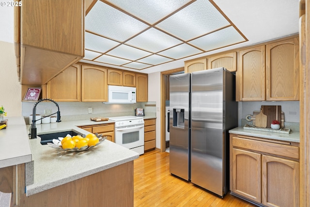 2935 Cedarwood Ct, Albany, OR 97322 - kitchen with white appliances, light wood-type flooring, and light countertops
