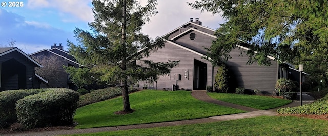 view of front of house featuring a front lawn