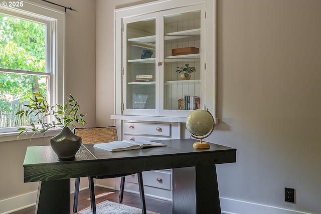 4915 NE 8th Ave, Portland, OR 97211 - home office featuring baseboards