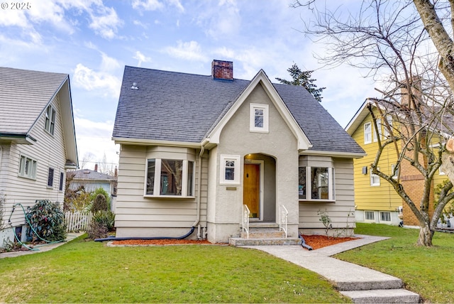 view of front facade with a front lawn