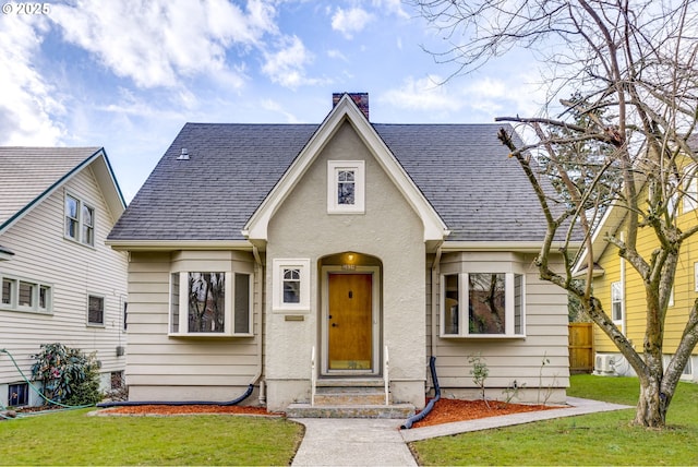 view of front of property featuring a front lawn