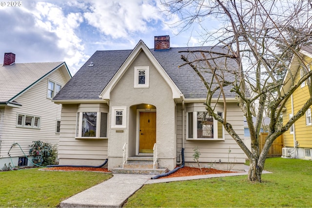 view of front of property featuring a front lawn