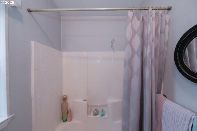 bathroom featuring shower / bath combo with shower curtain