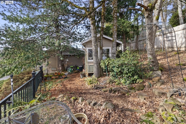 view of yard with an outdoor structure