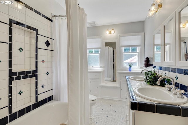 3034 NE Tillamook St, Portland, OR 97212 - bathroom with shower / tub combo and double vanity