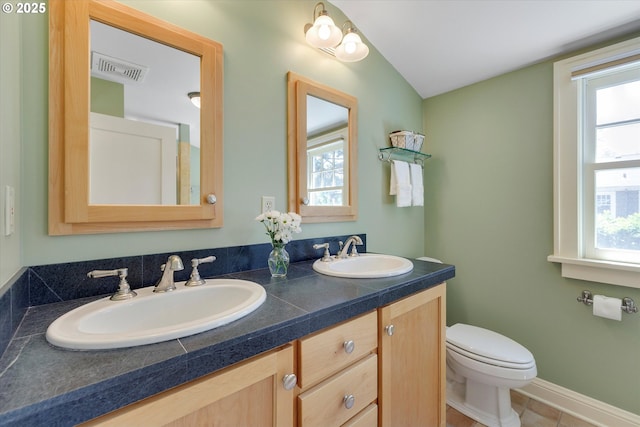 3034 NE Tillamook St, Portland, OR 97212 - full bath featuring double vanity and tile patterned floors