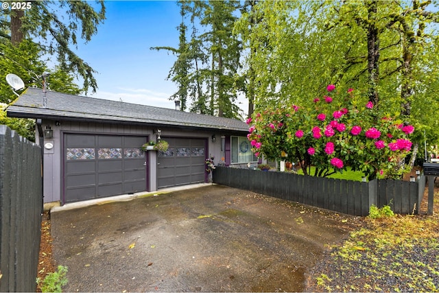 174 Cedar Ln, Gates, OR 97346 - garage featuring driveway