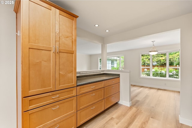 420 Mar Loop, Eugene, OR 97401 - kitchen featuring light wood-style flooring, recessed lighting, dark countertops, baseboards, and hanging light fixtures