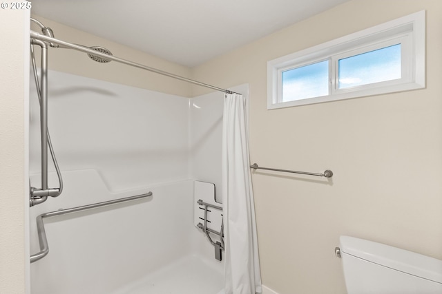 420 Mar Loop, Eugene, OR 97401 - full bathroom with a shower with curtain, toilet, and baseboards