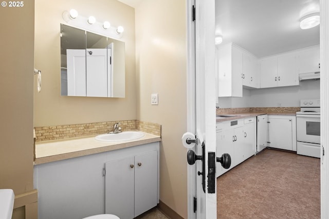 bathroom with sink and decorative backsplash