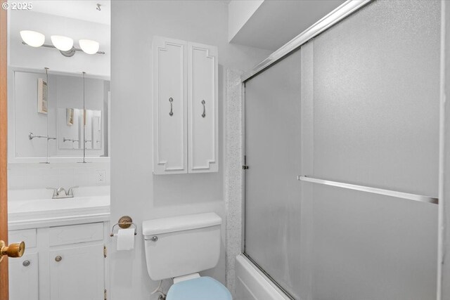 744 NE Craig St, Myrtle Creek, OR 97457 - full bath featuring vanity, toilet, enclosed tub / shower combo, and decorative backsplash