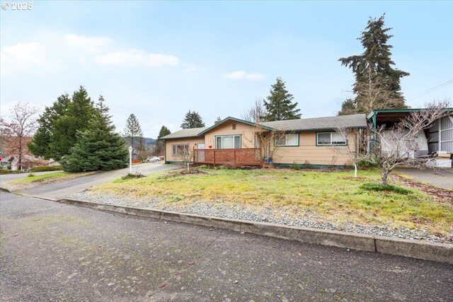 744 NE Craig St, Myrtle Creek, OR 97457 - ranch-style home featuring a front lawn and driveway