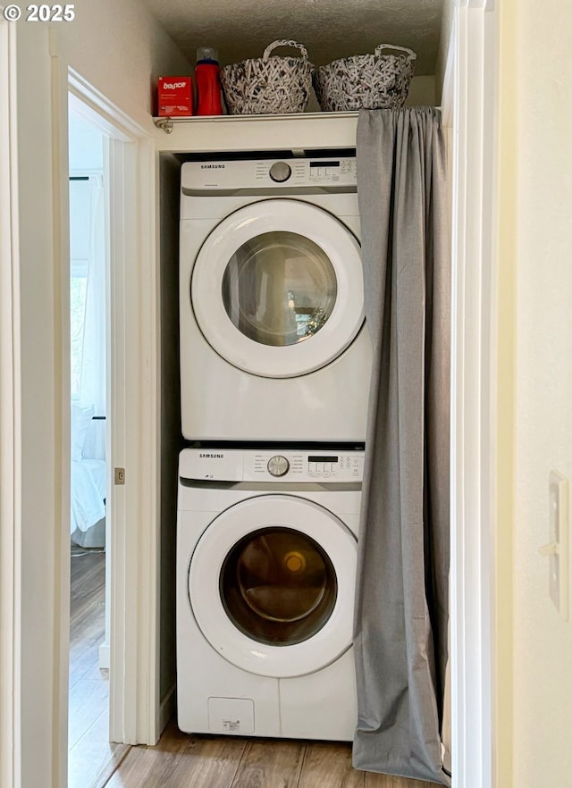 23610 E Gumjuwac Rd, Brightwood, OR 97011 - laundry area featuring estacked washer and dryer and light wood finished floors