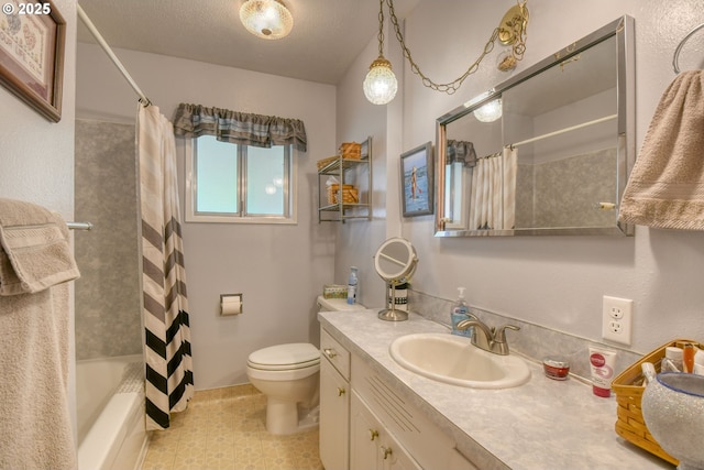 1318 SW 39th Ave, Pendleton, OR 97801 - bathroom featuring toilet, vanity, and shower / bath combo