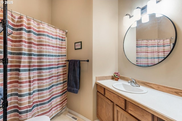 full bathroom featuring toilet, baseboards, visible vents, and vanity