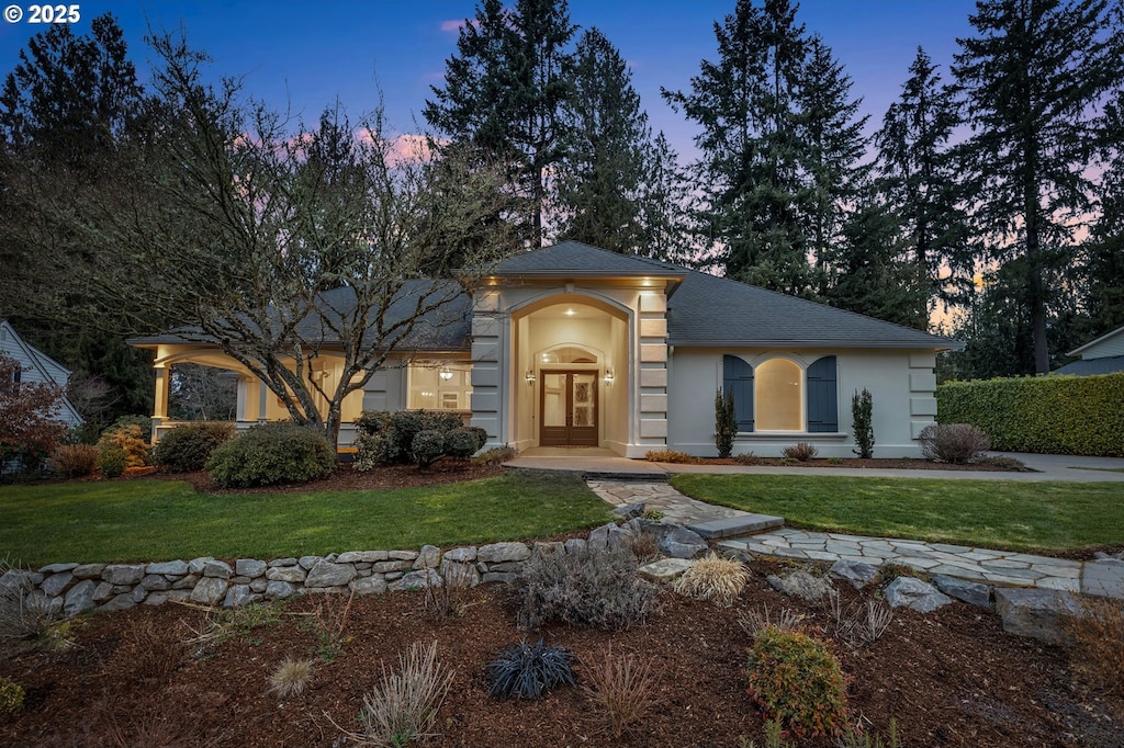 view of front of property featuring a yard