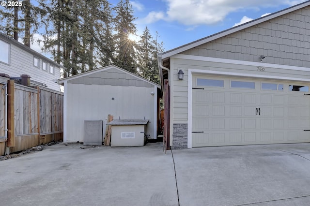 760 S 52nd St, Springfield, OR 97478 - view of garage